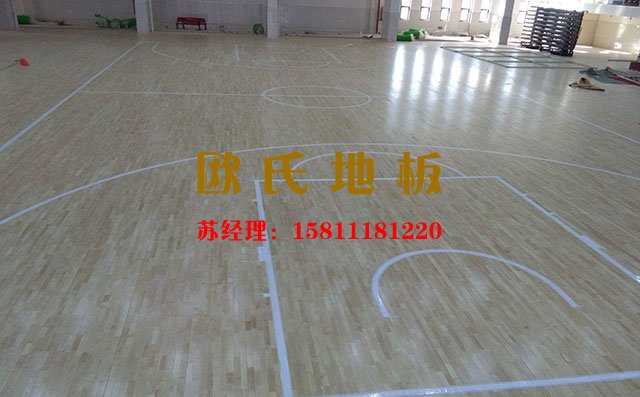 為什么室內(nèi)籃球場多用運動木地板？