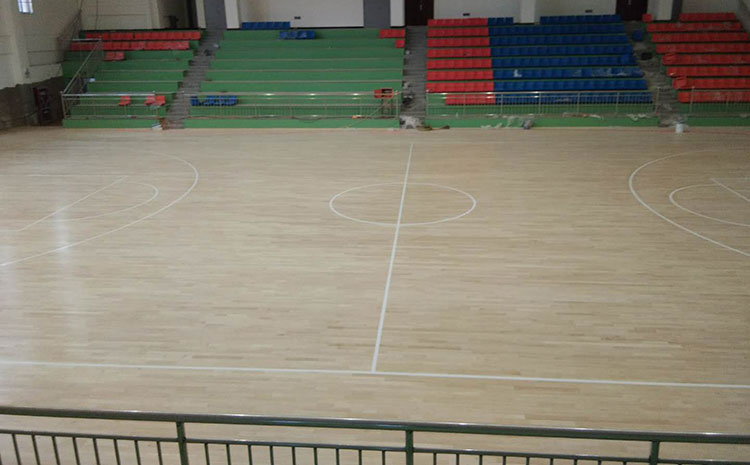 武漢籃球場(chǎng)木地板專(zhuān)用材料的優(yōu)點(diǎn)有哪些 室內(nèi)籃球木地板廠(chǎng)家