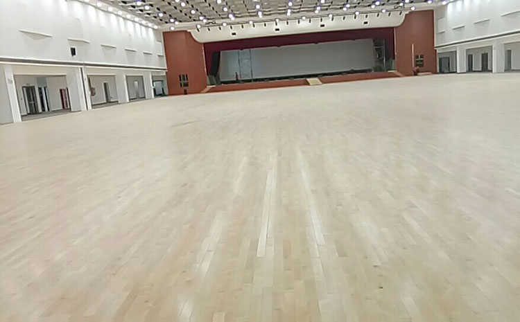 秋天過(guò)一半，室內(nèi)籃球場(chǎng)木地板要好好養(yǎng)養(yǎng)啦
